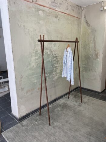 KL.3 Designer Kleiderständer aus Eiche