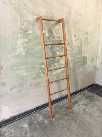 Moderne Kleiderleiter / Herrendiener aus Massivholz