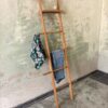Moderne Holz Kleiderleiter / Stummer Diener mit Ablage
