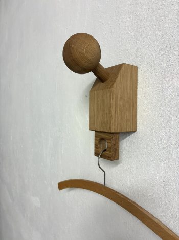 Moderne Helmgarderobe aus Holz